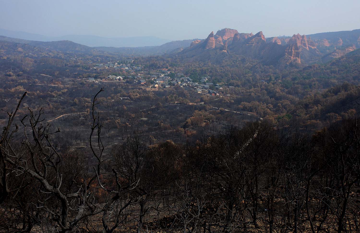 César Hornija ICAL . Efectos del incendio iniciado en la localidad de Yeres, y que ha afectado al paraje de Las Médulas. César Hornija ICAL . Efectos del incendio iniciado en la localidad de Yeres, y que ha afectado al paraje de Las Médulas.