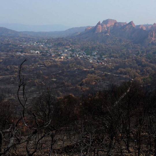 César Hornija ICAL . Efectos del incendio iniciado en la localidad de Yeres, y que ha afectado al paraje de Las Médulas.