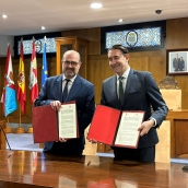 A la izquierda, Marco Morala, alcalde de Ponferrada junto a Juan Carlos Suárez Quiñones, consejero de Medio Ambiente de la junta de CyL firman el convenio