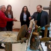 La exposición de piedra de Vicente Cuervo convierte el Centro Cultural Tierras Bañezanas en un escaparate de geología y arte