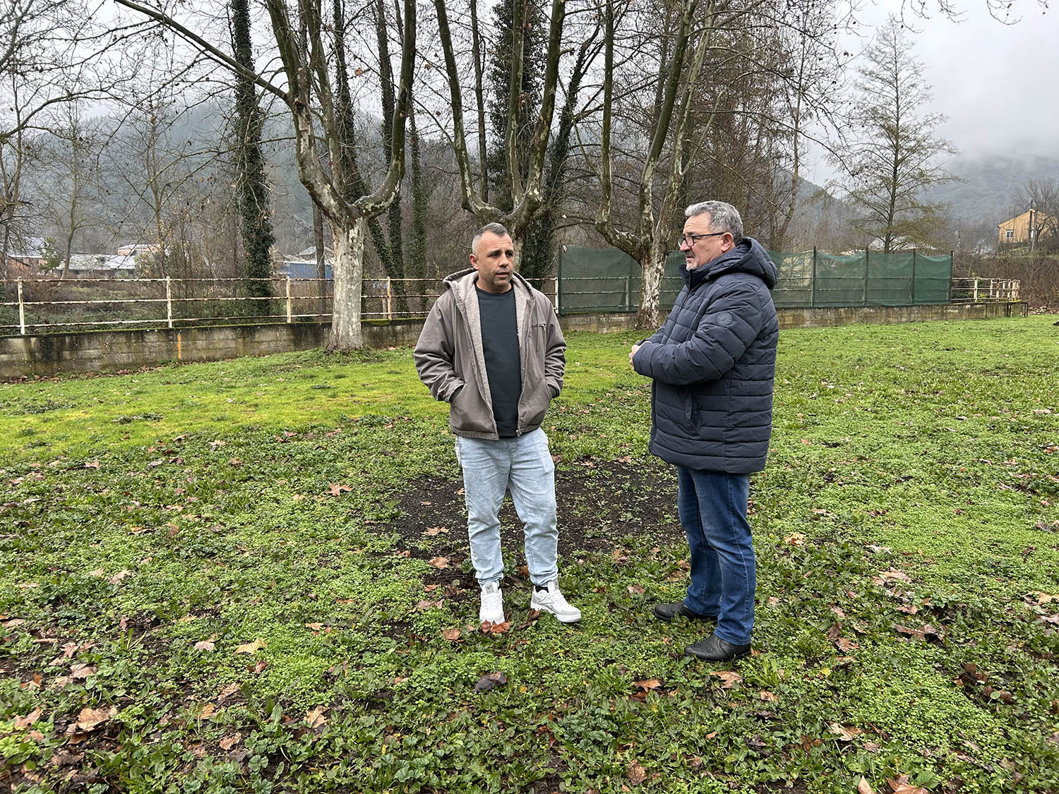 Tito Macias, pedaneo de Toral de Merayo junto a Carlos Fernández, concejal de medio rural de Ponferrada