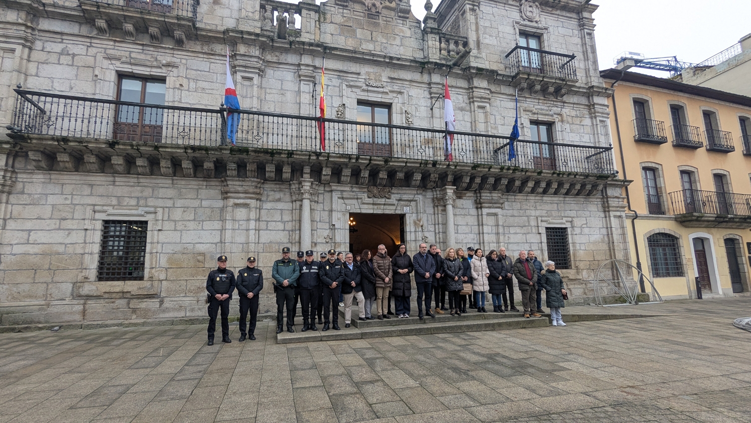 Minuto de silencio en el Ayuntamiento de Ponferrada (1)