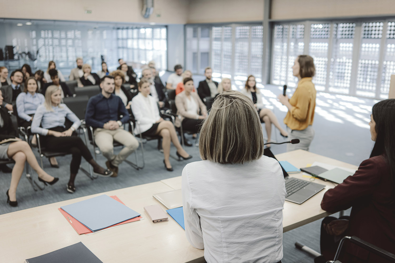 Hablar en público, reunión, discurso. Imagen iStock gremlin