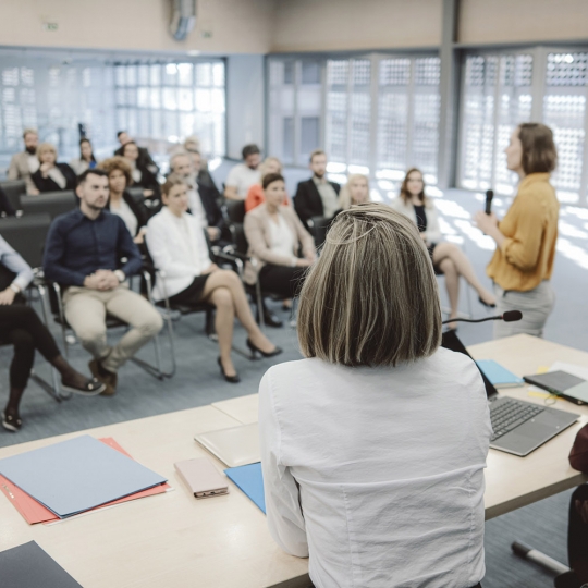 Hablar en público, reunión, discurso. Imagen iStock gremlin