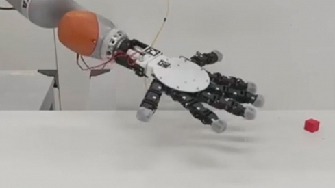 La mano robótica puede desacoplarse, arrastrarse para recuperar varios objetos y volver a colocarlos. / Xiao Gao