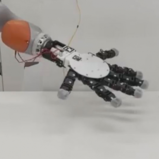 La mano robótica puede desacoplarse, arrastrarse para recuperar varios objetos y volver a colocarlos. / Xiao Gao