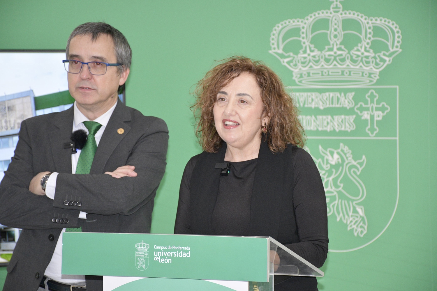 La vicerrectora del Campus de Ponferrada, Pilar Marqués (I), junto al vicerrector de Investigación y Transferencia, Santiago Gutiérrez (1)