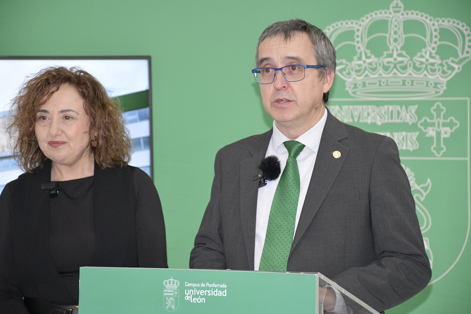 La vicerrectora del Campus de Ponferrada, Pilar Marqués (I), junto al vicerrector de Investigación y Transferencia, Santiago Gutiérrez (2)