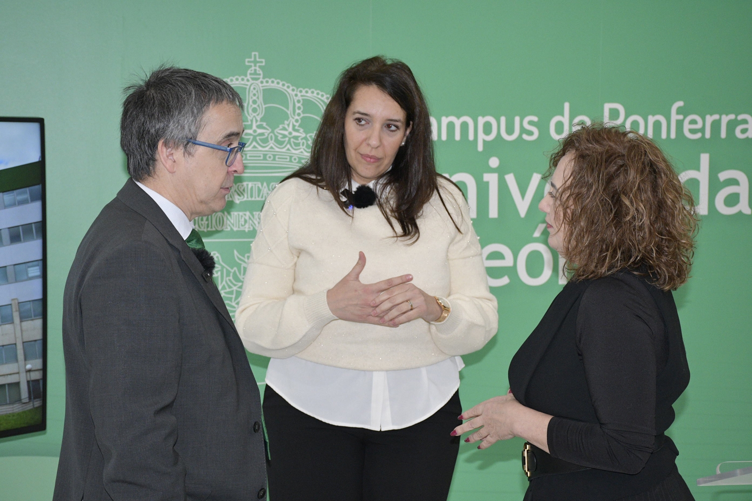 La vicerrectora del Campus de Ponferrada, Pilar Marqués, junto al vicerrector de Investigación y Transferencia, Santiago Gutiérrezt la investigadoraNoelia Flórez