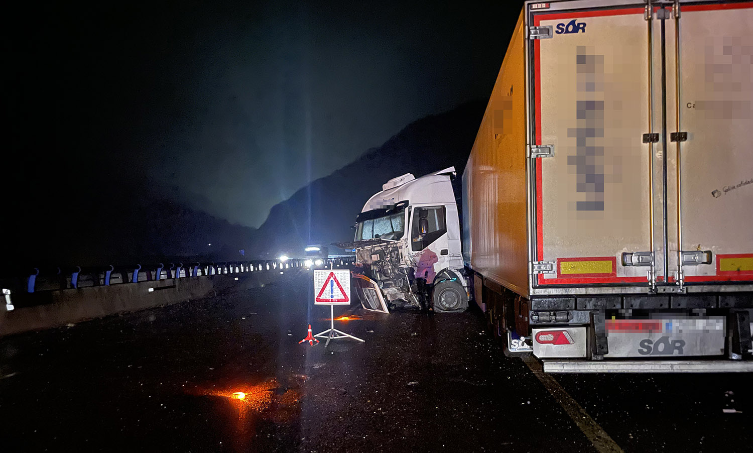 Accidente de un camión en Vega de Valcarce en la A 6 Accidente de un camión en Vega de Valcarce en la A 6