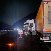 Accidente de un camión en Vega de Valcarce en la A 6
