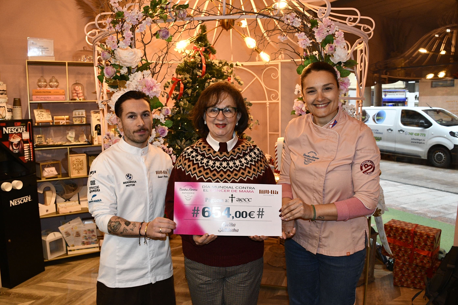 Entrega del cheque que simboliza el importe recaudado a lo largo de la campaña “La Cookie Solidaria” Entrega del cheque que simboliza el importe recaudado a lo largo de la campaña “La Cookie Solidaria”