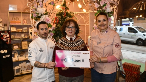 Entrega del cheque que simboliza el importe recaudado a lo largo de la campaña “La Cookie Solidaria” 