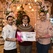 Entrega del cheque que simboliza el importe recaudado a lo largo de la campaña “La Cookie Solidaria” 