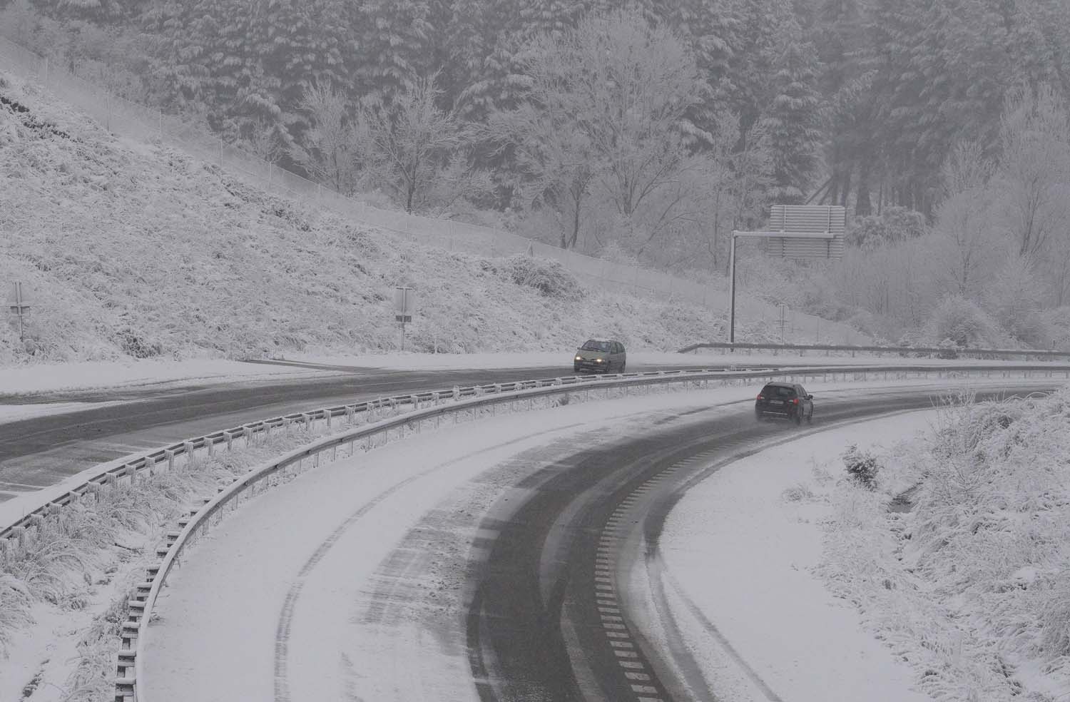 César Sánchez ICAL. La carretera CL 631 entre Ponferada y Villablino, afectada por el temporal de nieve (2)