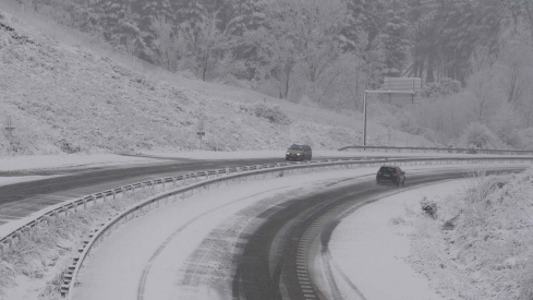 César Sánchez ICAL. La carretera CL 631 entre Ponferada y Villablino, afectada por el temporal de nieve (2)