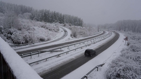César Sánchez ICAL. La carretera CL 631 entre Ponferada y Villablino, afectada por el temporal de nieve (4)