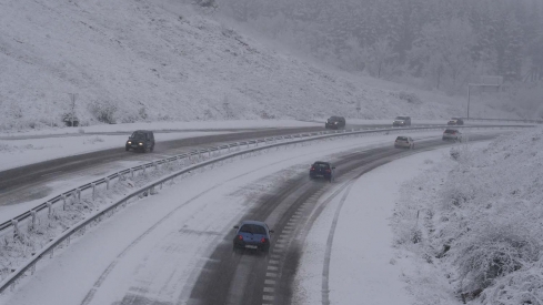 César Sánchez ICAL. La carretera CL 631 entre Ponferada y Villablino, afectada por el temporal de nieve (1)