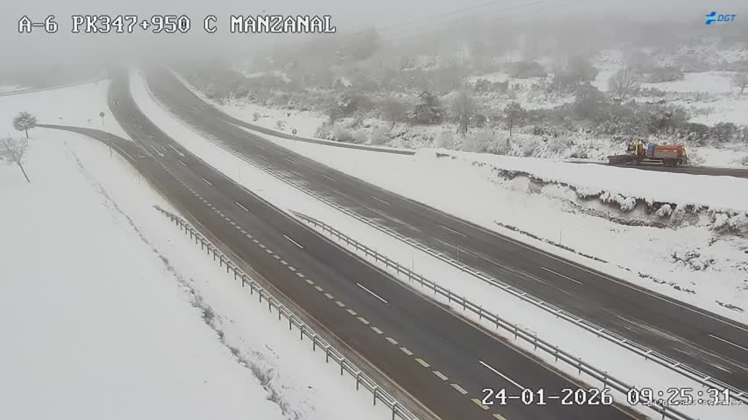 Nieve en la A6 a su paso por el Puerto del Manzanal en la mañana de este sábado