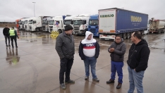 Embolsamiento de camiones en la A-66 en Villamañán (León) | Foto: Rubén Cacho, ICAL