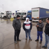 Embolsamiento de camiones en la A-66 en Villamañán (León) | Foto: Rubén Cacho, ICAL