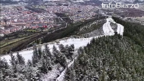 Vista aérea del monte Pajariel nevado con Ponferrada al fondo