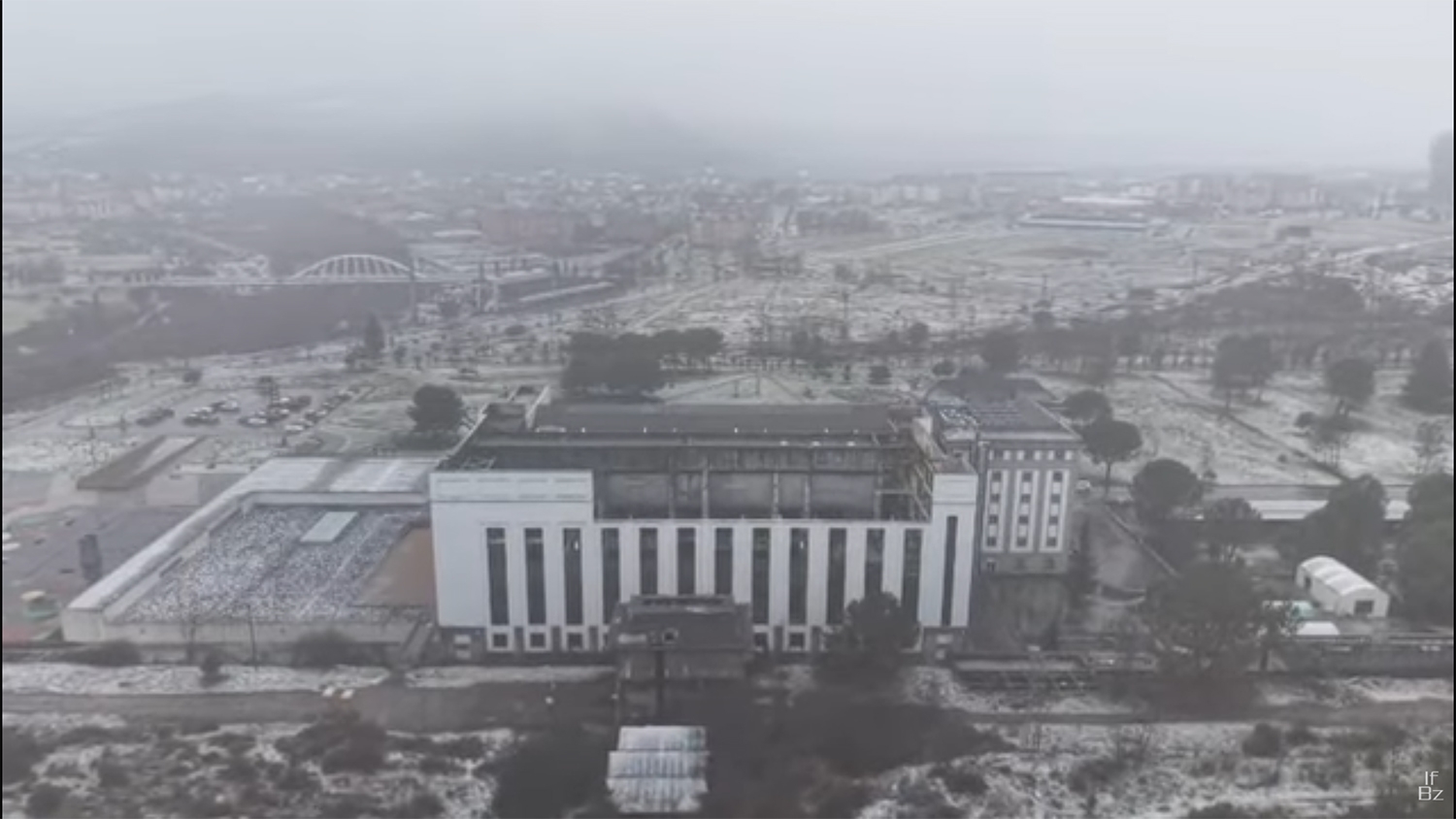 Vista aérea de la Térmica Cultural en Ponferrada con nieve