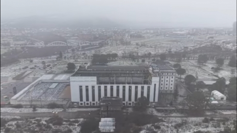 Vista aérea de la Térmica Cultural en Ponferrada con nieve