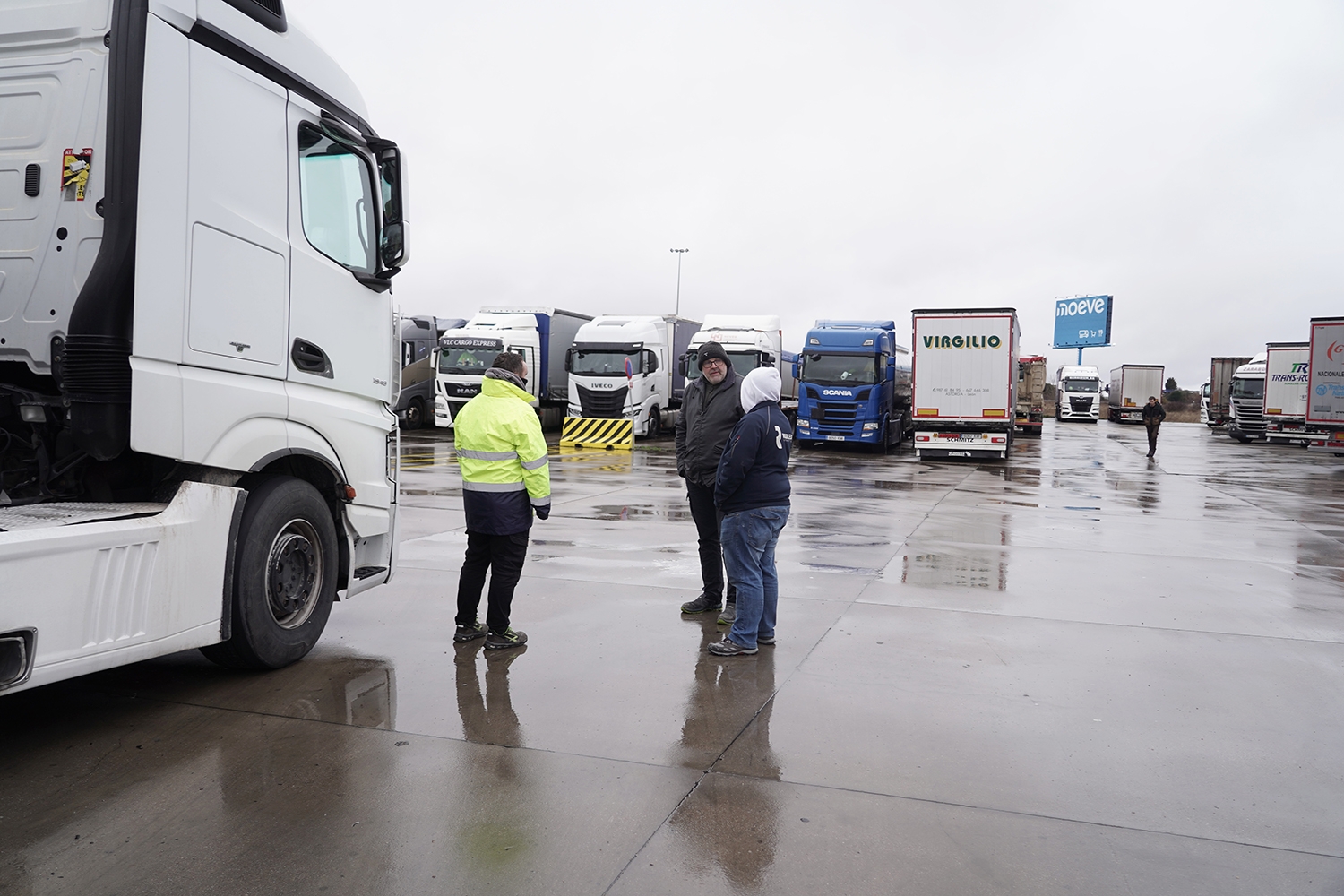 Además, han informado de la actualización en esta carretera de la provincia:-Baja de nivel amarillo a nivel verde la situación en el Puerto del Manzanal, por lo que se abre el paso a la circulación de camiones.