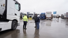 Rubén Cacho / ICAL . Embolsamiento de camiones en la A-66 en Villamañán (León)