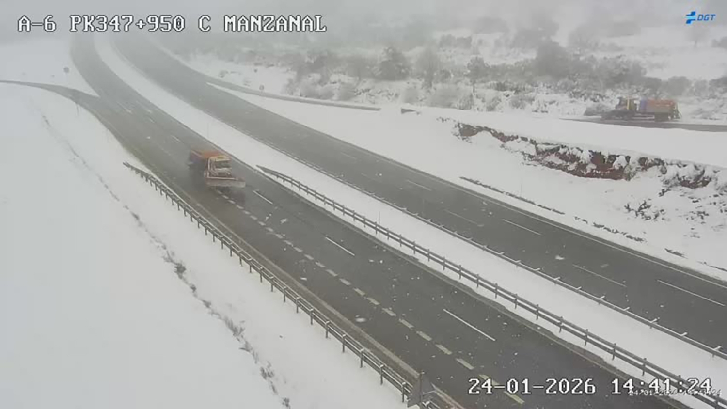 Nieve por la borrasca Ingrid en la A6 enel Puerto del Manzanal