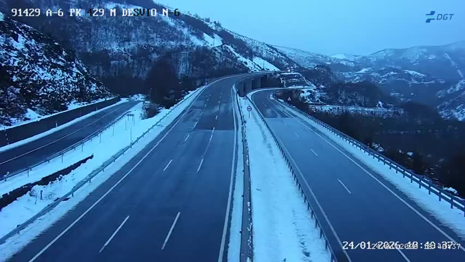 Nieve en la A6 a su paso por la provincia de León en el desvío de la N6
