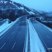 Nieve en la A6 a su paso por la provincia de León en el desvío de la N6 por la borrasca Ingrid durante este sábado