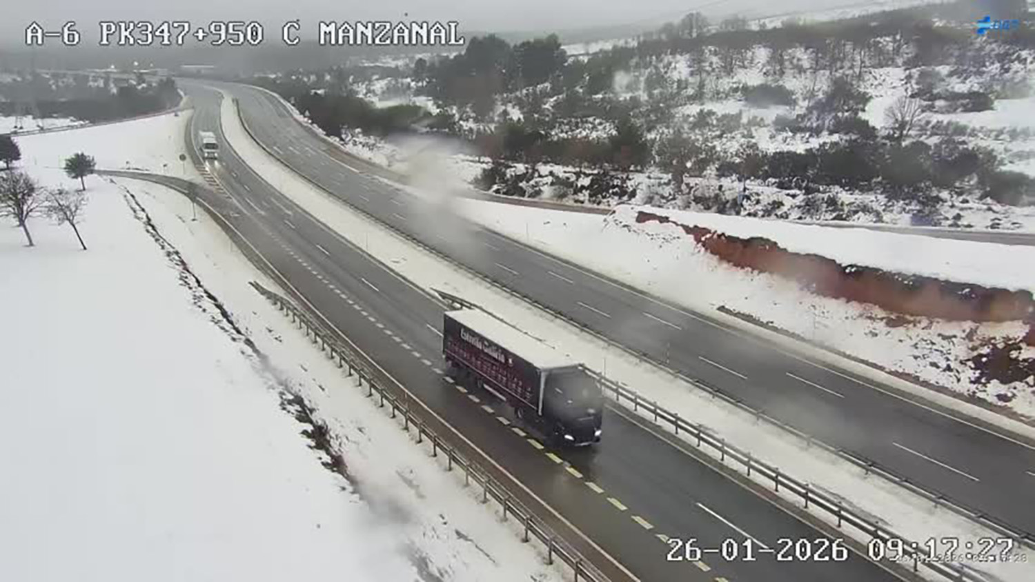 Nieve en la A6 en el Puerto del Manzanal en la mañana de este lunes