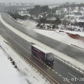 Nieve en la A6 en el Puerto del Manzanal en la mañana de este lunes