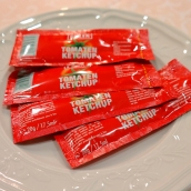Bolsas individuales de ketchup (Pixabay)