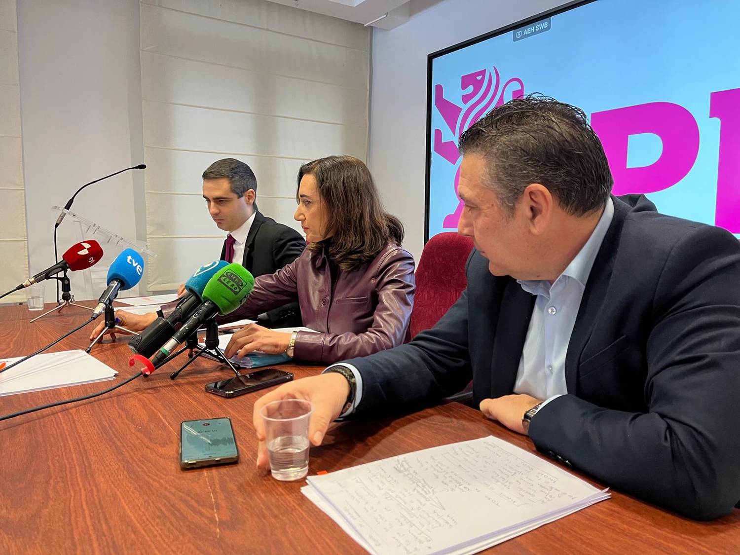 Campillo / ICAL . La secretaria general de Unión del Pueblo Leonés, Alicia Gallego, el vicesecretario general, Luis Mariano Santos (D), y el presidente, Carlos J. Salgado (I)