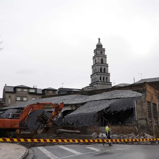 César Sánchez ICAL. Derrumbe del antiguo edificio garaje Garnelo en el centro de Ponferrada 