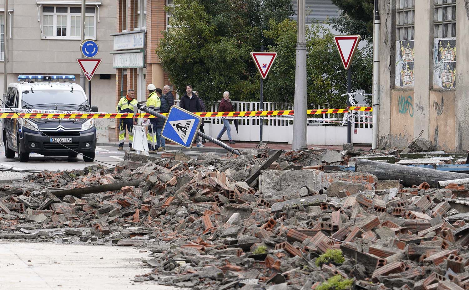 César Sánchez ICAL. Derrumbe del antiguo edificio garaje Garnelo en el centro de Ponferrada 2