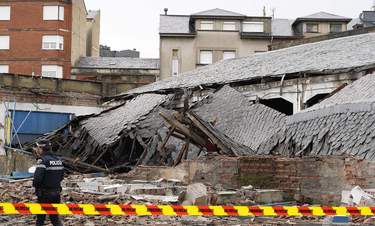 César Sánchez ICAL. Derrumbe del antiguo edificio garaje Garnelo en el centro de Ponferrada.
