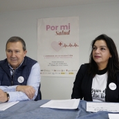César Sánchez / ICAL . Los miembros de la Asociación Oncobierzo, Tito Gago y Eva Arias, durante la presentación de las I Jornadas de Divulgación Científica en Oncologia