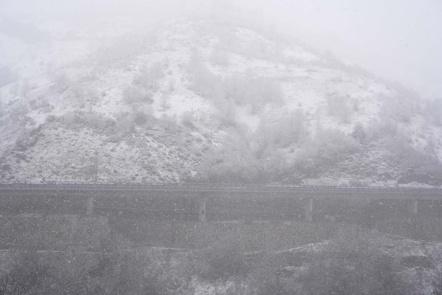 César SánchezICAL. Nieve en la localidad de El Castro, limítrofe con Galicia (3)