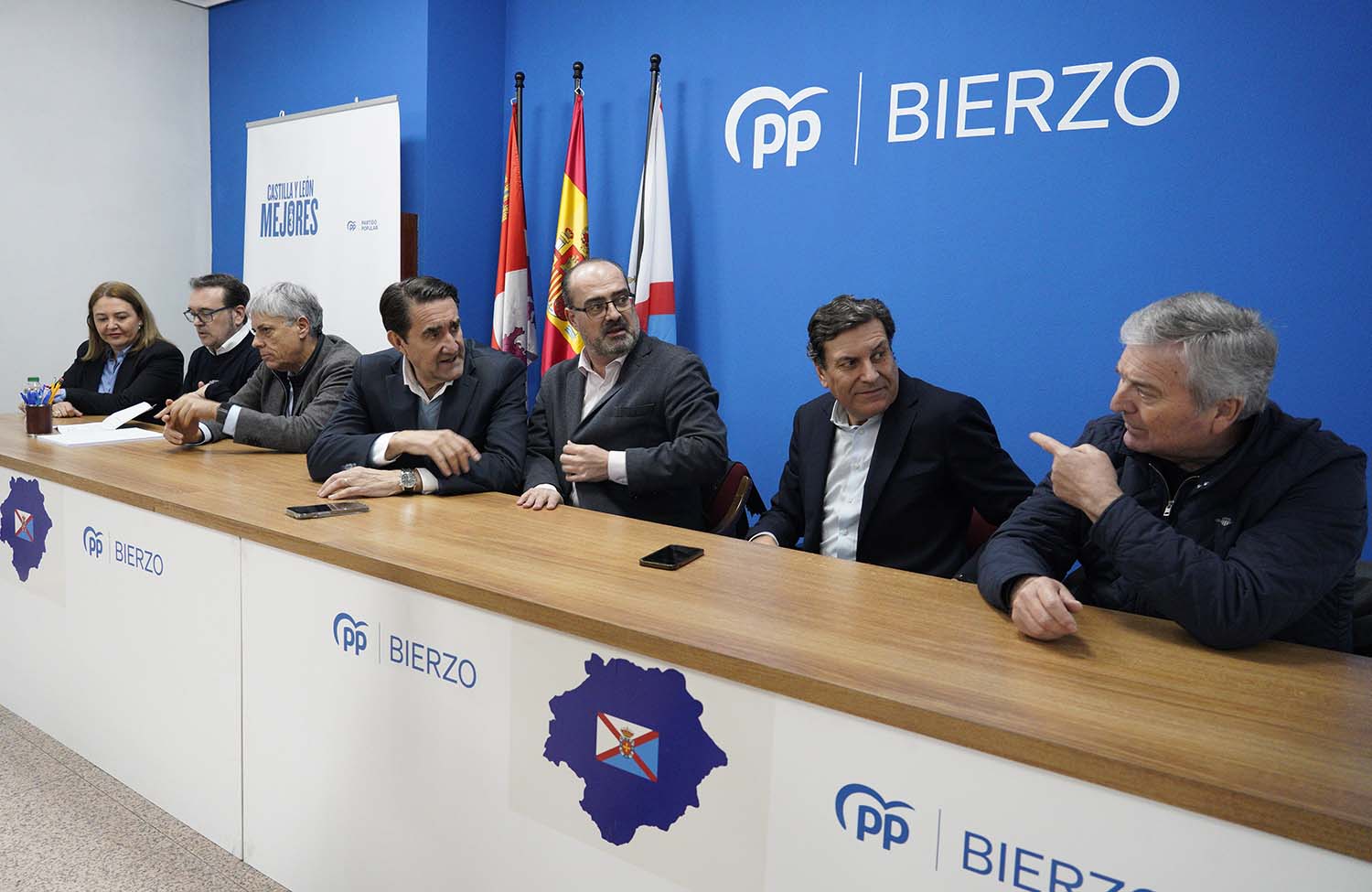 César Sánchez ICAL. El presidente provincial del PP de León, Juan Carlos Quiñones (C), junto al consejero de Economía y Hacienda, Carlos Fernández Carriedo (2D), y el alcalde de Ponferrada, Marco Morala (3D),