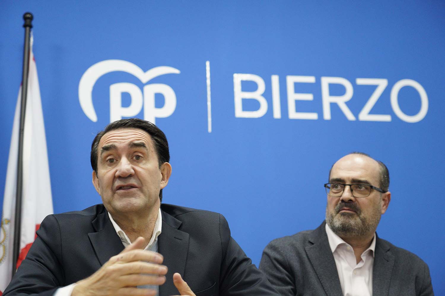 César Sánchez ICAL. El presidente provincial del PP de León, Juan Carlos Quiñones (I), junto al alcalde de Ponferrada, Marco Morala (D), participan en una reunión con alcaldes y portavoces del partido en El Bierzo.
