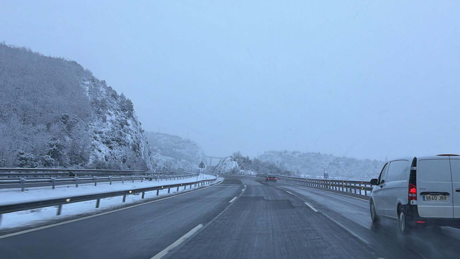 La A 6 con nieve a su paso por el Manzanal este miércoles 