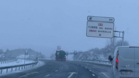 La A 6 con nieve a su paso por el Manzanal este miércoles (6)
