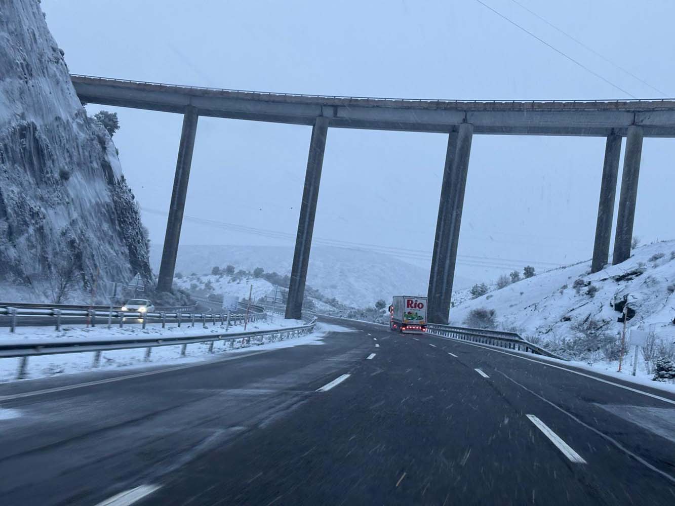 La A 6 con nieve a su paso por el Manzanal este miércoles (2)