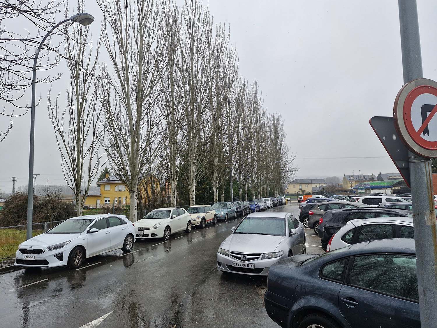 Zona trasera del hospital donde se retirarán los chopos.