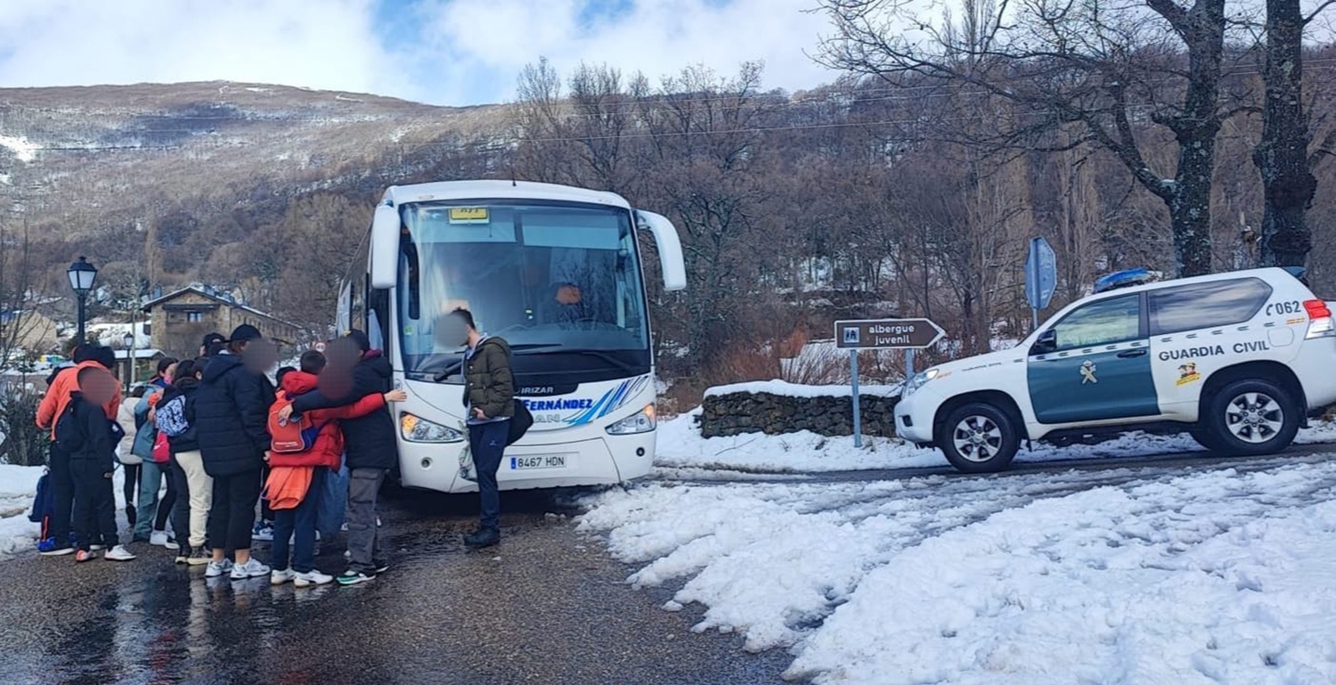 ICAL. La Guardia Civil ayuda a un grupo de escolares en San Martín de Castañeda (Zamora), porque el autobús que iba a buscarles no pudo llegar por la nieve