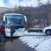 ICAL. La Guardia Civil ayuda a un grupo de escolares en San Martín de Castañeda (Zamora), porque el autobús que iba a buscarles no pudo llegar por la nieve